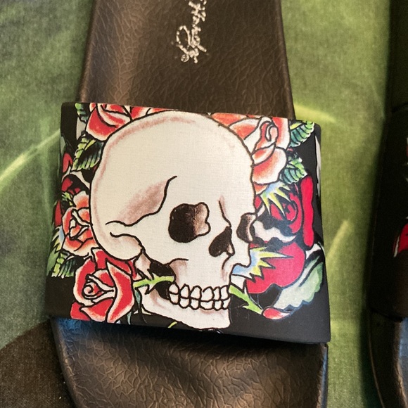 Ed Hardy brand size 6 slides with skulls - Picture 2 of 7